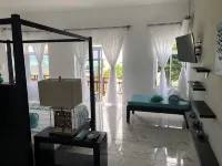 Private, 10 Bedroom Beachfront Villa with a Pool in Negril, Jamaica - balkon