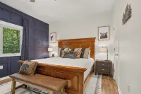 7BR Designer Home w/ Hot Tub, Game Room - Swimmingpools