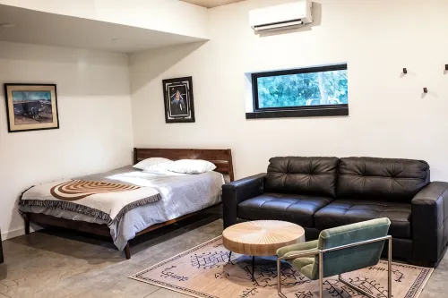 Studio Z - modern space 2mi from Choctaw Casino - Wifi