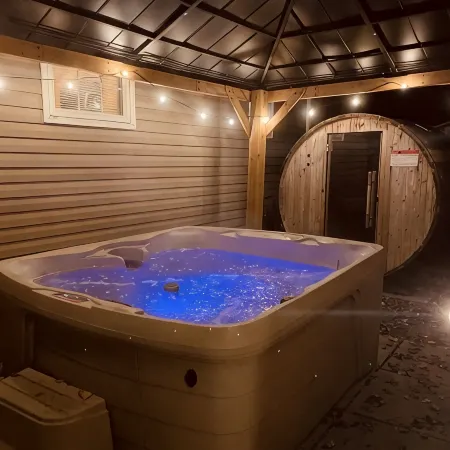 Cozy Poconos Chalet - w/Hot Tub, Sauna, & Lake Access!