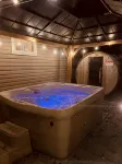 Cozy Poconos Chalet - w/Hot Tub, Sauna, & Lake Access! - Alphydda