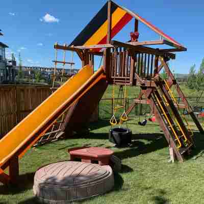 House on a Hill: 3Bdrm with Private Playground & New Appliances Others