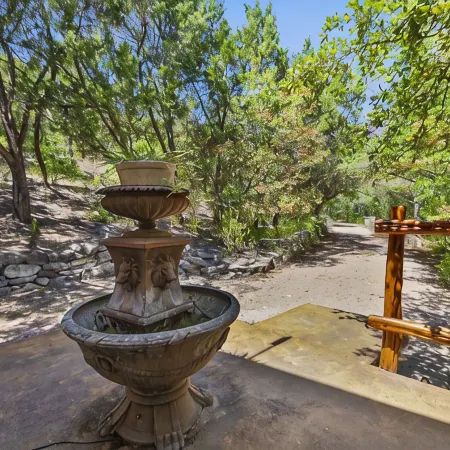 Secluded 1,200 SF Casita in Idyllic Hill Country Setting Minutes From Downtown Отели рядом с достопримечательностью «Озеро Трэвис»