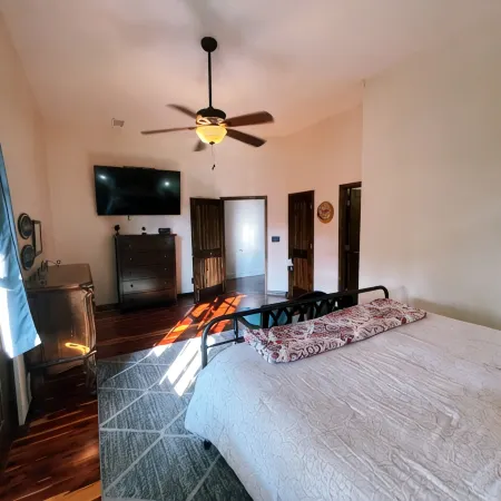 The Landing at Main Street Suites: Cozy apartment in downtown Van Buren, AR