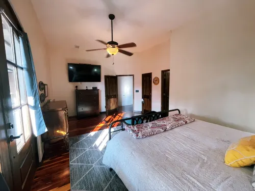 The Landing at Main Street Suites: Cozy apartment in downtown Van Buren, AR - Wifi