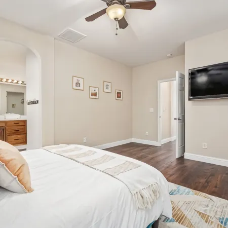 Fresno House - BBQ, Fire Pit, 3 Bed, 2 Bath & 2 Car Garage!