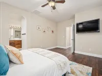 Fresno House - BBQ, Fire Pit, 3 Bed, 2 Bath & 2 Car Garage!