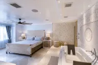 Private Luxury Pool & Spa Retreat – Great Location