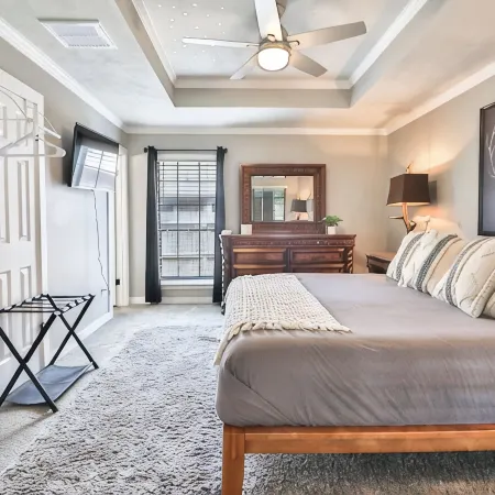 6.6 miles to Texas A&M University! Great Beds, Quality Bedding, and Super Clean!