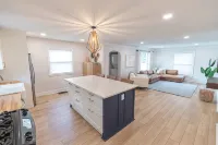 Modern Grandville Abode - Boutique