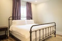 The Vincent B - on Government St! Walk to Restaurants, Bars & Shopping!