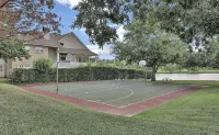 Spacious 2-bedroom Condo with Lake Views and WiFi - Sleeps 6 - ジャグジー