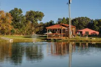 Tiny Cabin At The Pond - 샬레 호텔