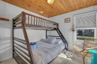 Renovated & Clean 'Original' OBX Bungalow, Direct Beach & Pier Access + EZ Cart - balcony