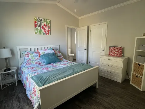 New! Drift away in Bayfront 2-bedroom Turquoise cottage - 3-Star