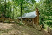 Honeysuckle Cabin on Acre!~Easy Drive!-5 mins. to Parkway~Pool Table & Hot Tub! - シャレー