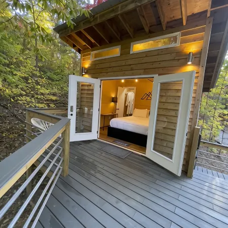Secluded 34 Acres •Luxury Mountain Tiny Home with Treehouse Bedroom• Hot Tub