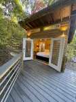 Secluded 34 Acres •Luxury Mountain Tiny Home with Treehouse Bedroom• Hot Tub - Feriehus