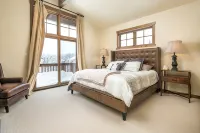 Luxury, END UNIT townhome w/amazing views & privacy. High-end furnishings. Cozy. - breakfast