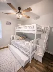 Remodeled Beach House 1 block from beach. 4min walk. Sleeps 8. - 발코니