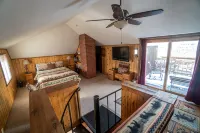 Cozy and Quiet Apt Style Cabin on the Yellowstone River - balcony