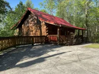 Cozy cabin 2 miles from Parkway! Secluded_Screen Porch_Wifi_Pool_Dog Friendly - Alppimaja