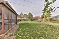 Beautiful 4 bedroom 2 full bathroom close to everything! - Bungalows