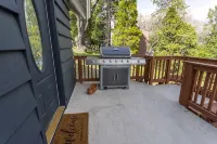 Mountain Escape w/ AC Near Village w/ Private Lake Trail Access, Deck & BBQ - Gym