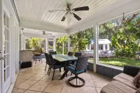 Tropical Resort Style Retreat w/ Pool House 4BR, 3 Bath - Wifi