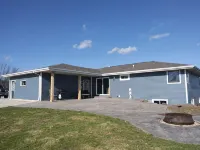 Three Bedroom Ranch Style Pet Friendly Home with a Patio & Theatre Room! - 3성급