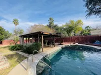 The Pool House - Private Pools