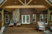 Mountain Elegance with Multiple Living Areas. Featured on HGTV’s House Hunter’s - 4 étoiles