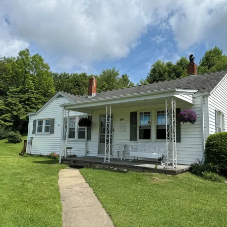 Farmhouse with Amazing Views, Enjoy the Peacefulness of Living on a Farm