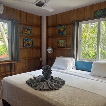 Gumbo Limbo - Seabreeze Apartment - Steps to the Ocean, Free Bikes, Free WiFi