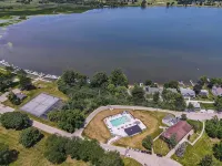 Family friendly Camp themed condo on Lake Como, minutes to downtown Lake Geneva - 3-Star