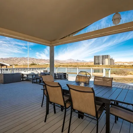 Glass deck, dogs, sandy beach, private dock