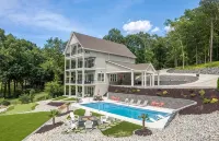 Luxe 8BR Lakefront Home, Private Pool, Hot Tub, Gameroom, Putting Green, Firepit - 5-نجوم