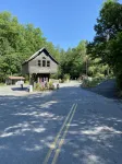 Cozy Pet Friendly Cabin in Townsend w/ TONS of privacy.  Sleeps 8. - 샬레 호텔