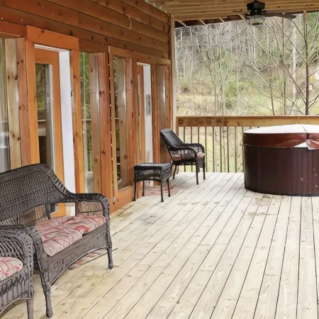 Hot Tub!!! 2 Large Decks on Spirit Lake
