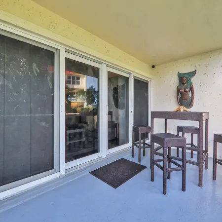 Deluxe ocean-view, poolside, first floor flat with 2 bedrooms, 2 baths