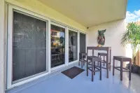 Deluxe ocean-view, poolside, first floor flat with 2 bedrooms, 2 baths - Swimmingpools