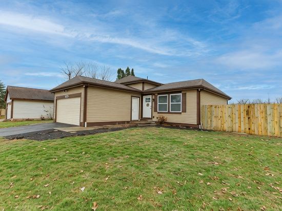 Pondside Retreat 4BR w/ Hot Tub & Pool Table & BBQ