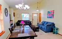 Single-Level Retreat-BBQ & King Bed!! Tesla Charger & Wifi! Pet-Friendly! - 3 stjerner