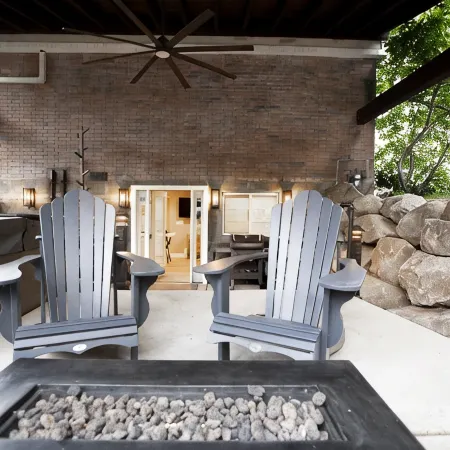 Vacation Bliss! Skier's Dream! Covered Hot Tub/Spa, Fire Pit, Mountain Views.