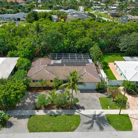 Screened-In Heated Pool and 5 min from the beach. Child friendly.