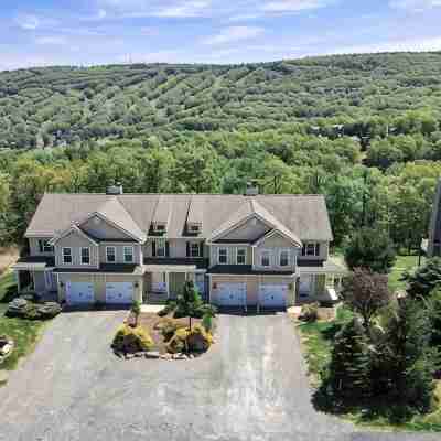 ⭐️ Spacious Mountaintop Oasis at Camelback | 2,500 SF w/ Game Room, Deck & A/C Hotel Exterior