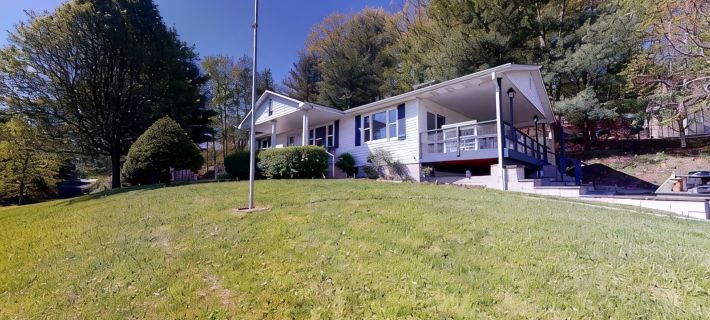Charming 4-bed cottage with hot tub and stunning lake views in beautiful Logan. Hotels in Hocking County