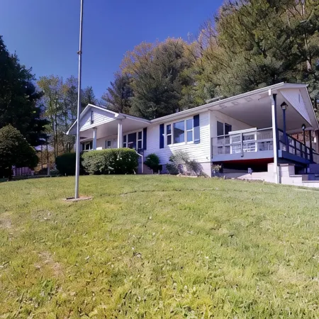 Charming 4-bed cottage with hot tub and stunning lake views in beautiful Logan.