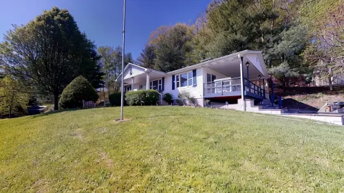 Charming 4-bed cottage with hot tub and stunning lake views in beautiful Logan. - 3-Star