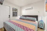 Downtown Blueberry Bungalow w/AC, Fully Fenced Yard, 3 Smart TVs, W/D, Fast WiFi - บังกะโล